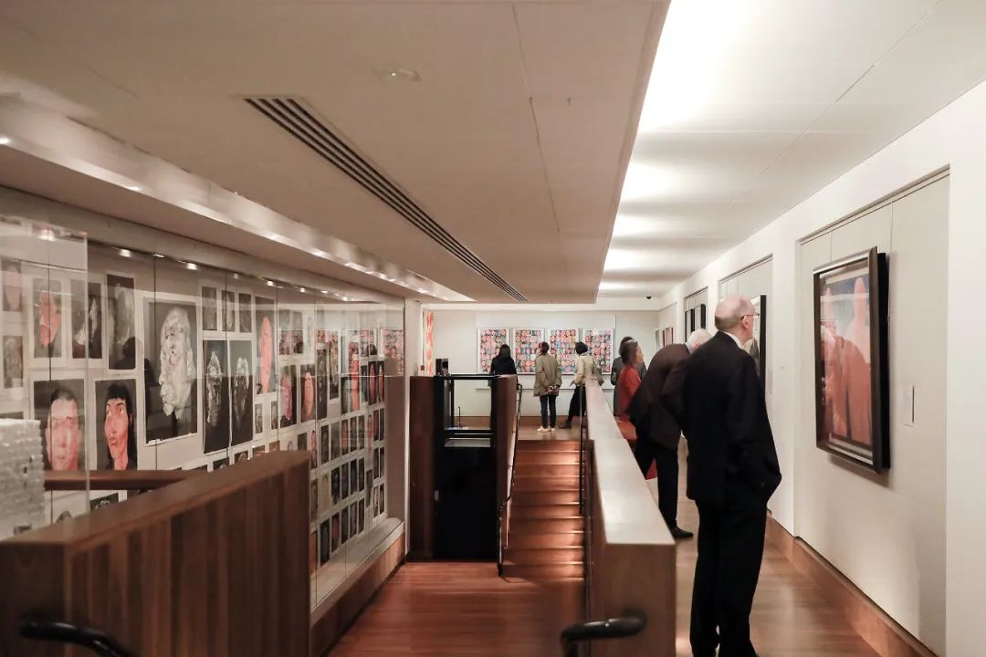 「方力钧：面孔与陶瓷」牛津大学阿什莫林博物馆展览开幕