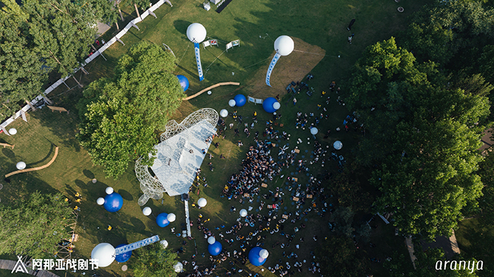 海边戏剧、候鸟300、花车巡游——2023阿那亚戏剧节上演文化盛宴