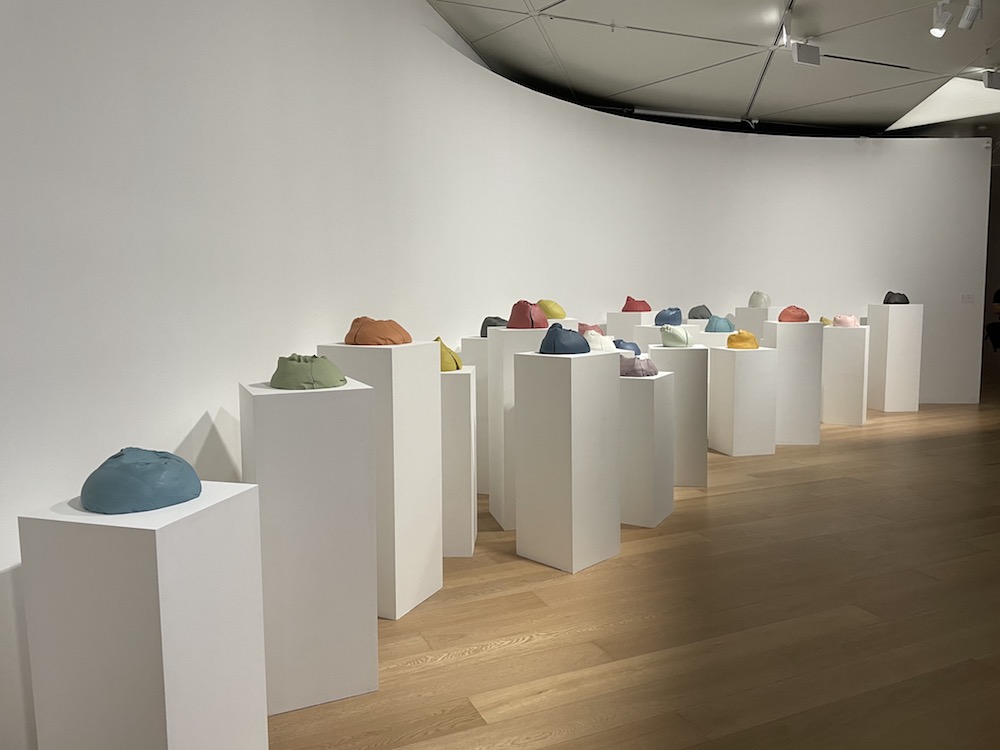 从泥土到语言的过程，可以在美术馆听见“晨钟”与雕塑岁月